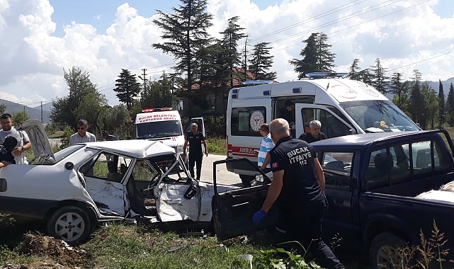 Burdur'da kamyonet ile çarpışan Fiat Tofaş hurdaya döndü: 1'i ağır 3 yaralı