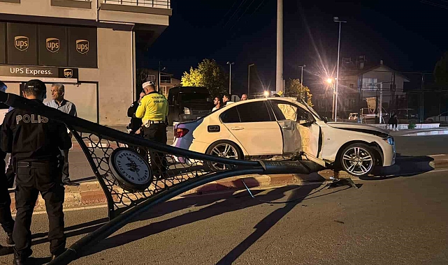 Burdur'da kontrolden çıkan otomobil aydınlatma direğine çarptı, sürücü kayıplara karıştı