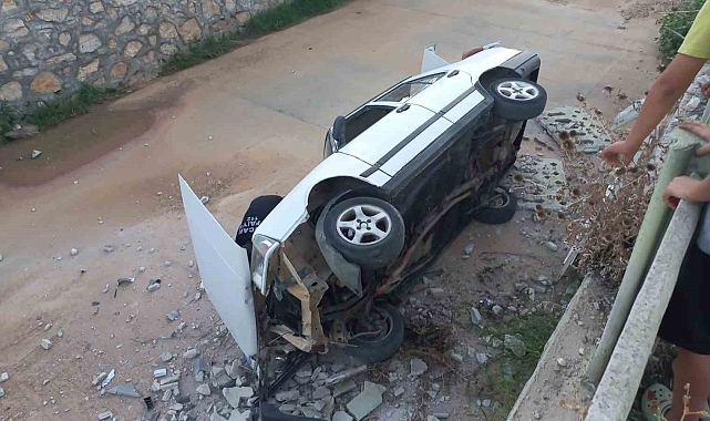 Burdur'da kontrolden çıkan otomobil dereye uçtu: 1 yaralı