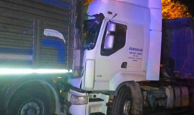 Burdur'da park halinde freni boşalan tır 5 araca çarptı: 1 yaralı