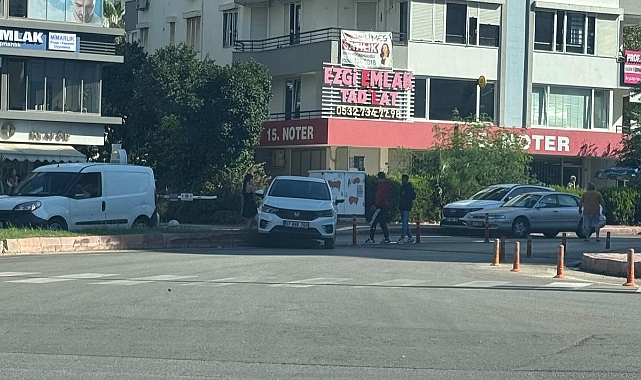 Çınarlı Caddesi'nde araç kaldırıma çıktı