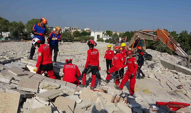 Deprem tatbikatı gerçeğini aratmadı