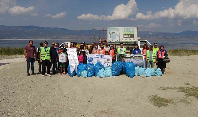Dünya Temizlik Günü'nde kuraklıkla boğuşan Burdur Gölü etrafında çöp topladılar
