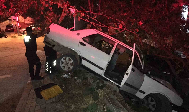 "Dur" ikazına uymayan otomobil bahçeye daldı, sürücü kaçtı yolcu yaralı