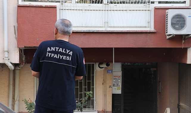 Elektrik aksamından çıkan yangında eşyalar yandı; 1 yaralı