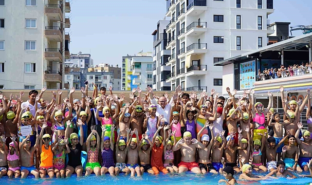 Erdemli'de yüzme öğrenen bin çocuk sertifikalarını aldı
