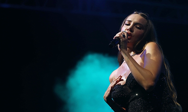 Festivalde Antalyalılar Otilia ile eğlendi