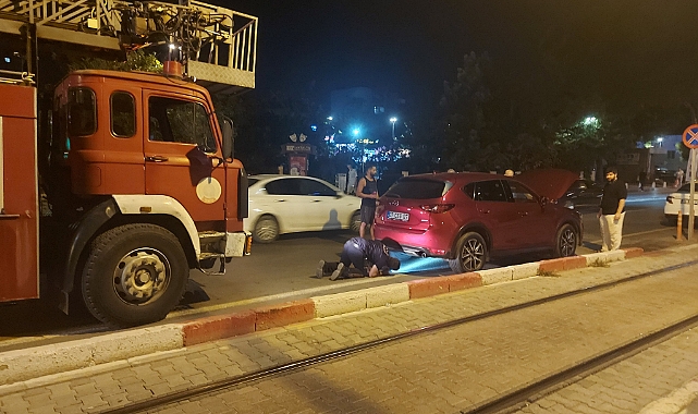 Güllük Caddesi’nde Araca Sıkışan Kediyi İtfaiye Kurtardı
