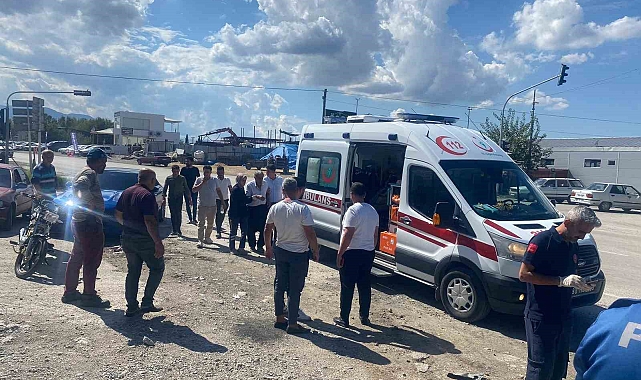 Hafif ticari araç ile otomobil çarpıştı: 2 yaralı
