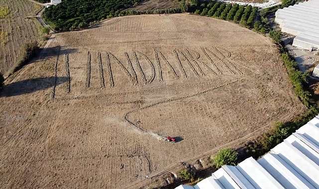 Hayranı olduğu Funda Arar'ın adını, traktörle tarlasına yazdı