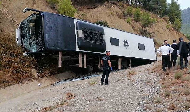 Isparta-Antalya yolunda yolcu otobüsü şarampole devrildi: 8 yaralı