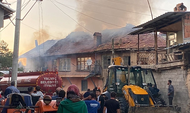 Isparta'da çıkan yangında bitişik iki ev kullanılamaz hale geldi