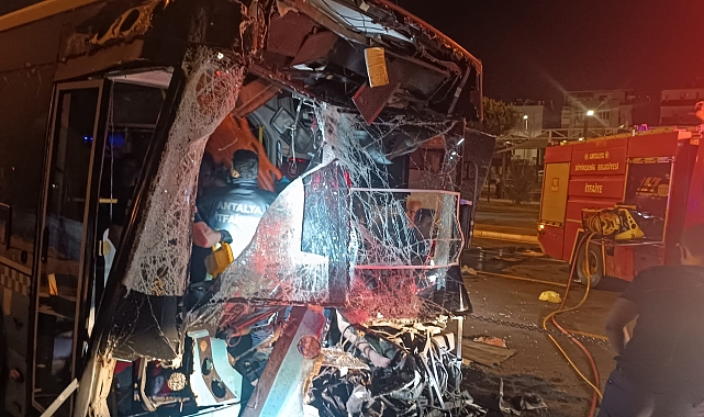 Kazada otobüste sıkışan sürücüyü itfaiye ekipleri kurtardı