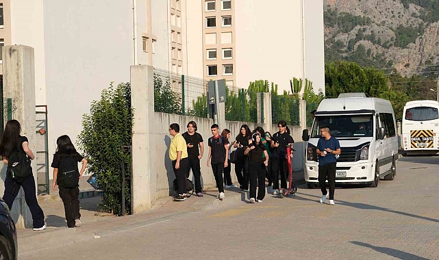 Kemer'de lise öğrencilerine ücretsiz servis imkanı