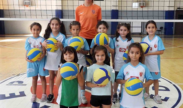 Kepez Belediyespor Kulübü'nde Minik Voleybolcular Antrenmanlara Başladı
