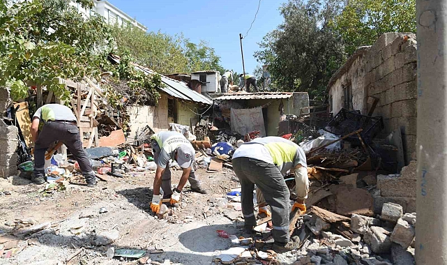 Kepez'de Şok Eden Olay: Gecekondudan 14 Kamyon Çöp Çıktı!