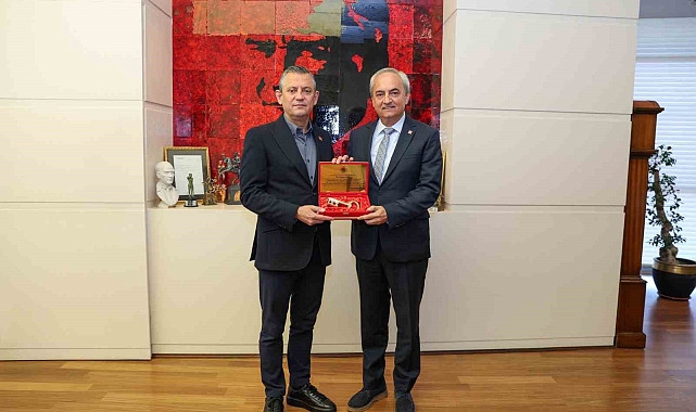 Kocagöz'den  Özel’e Sembolik Altın Anahtar Ziyareti