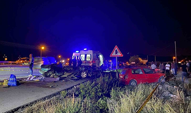 Kontrolden çıkan otomobil, refüjü aşarak karşı şeritten gelen otomobilin üzerine düştü: 2 ölü, 3 yaralı