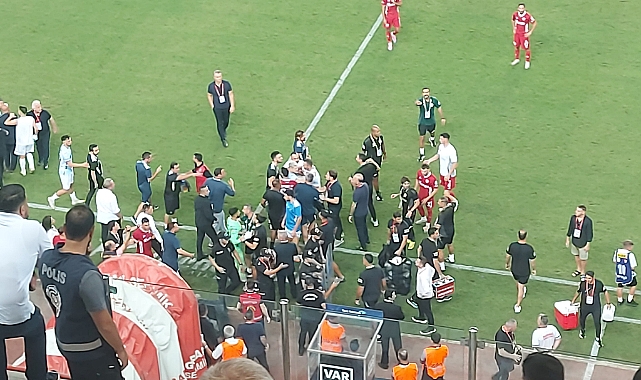 Maç sonu gerginlik yaşandı! Tribüne forma gösterdiler