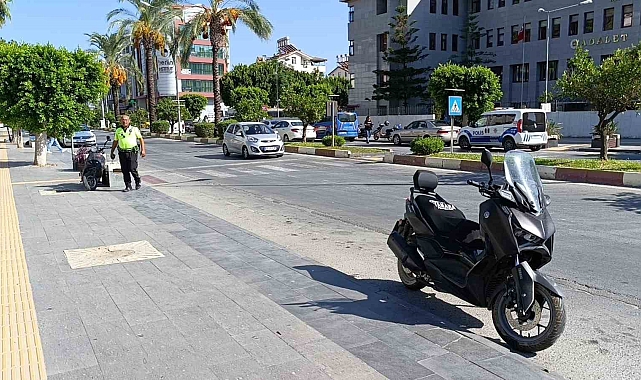 Manavgat'ta elektrikli bisiklet ile motosiklet çarpıştı: 3 yaralı