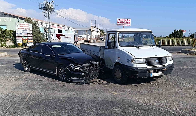 Manavgat'ta kamyonet ile otomobil çarpıştı: 1 yaralı