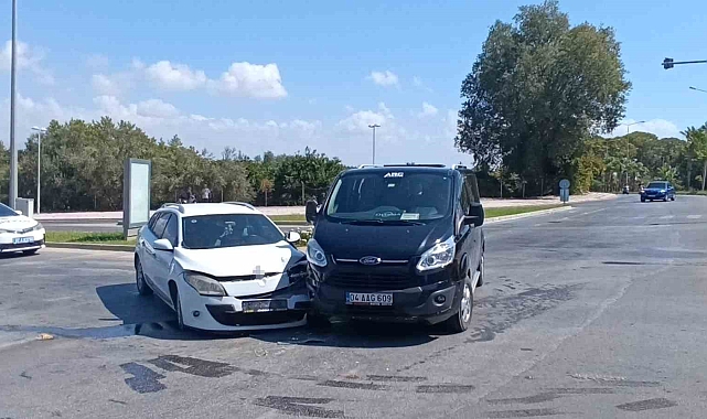 Manavgat'ta tur minibüsü ile otomobil çarpıştı, şans eseri yaralanan olmadı