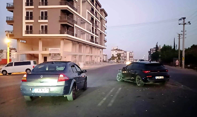 Manevra yapan 2 otomobil kafa kafaya çarpıştı