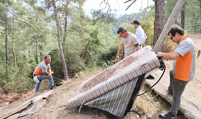 Marmaris'te ormandan yatak, kanepe, klozet çıkardılar