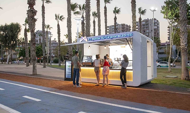 Mersin sahilinde serinleten dondurma keyfi