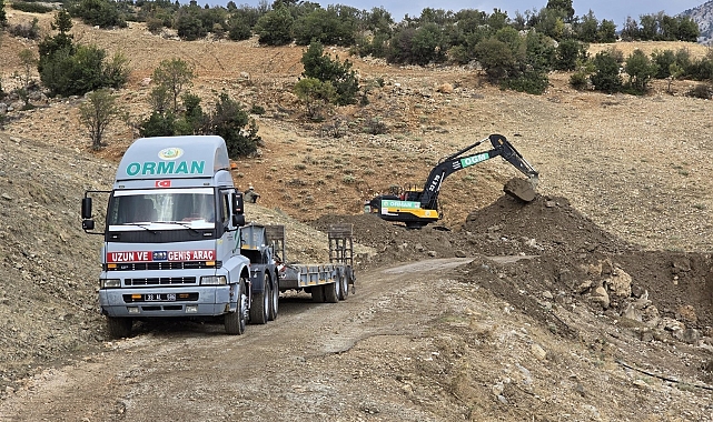Mersin'de sel nedeniyle kapanan köy yolu ulaşıma açıldı