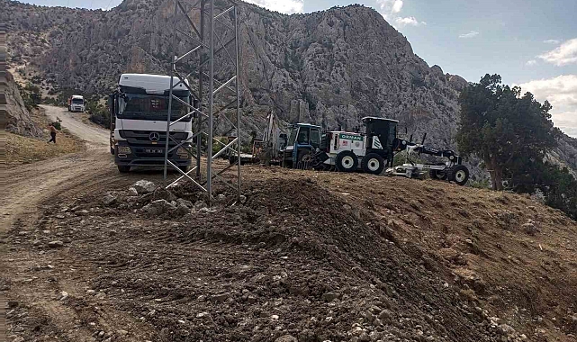 Mersin'de selden kapanan yollar ulaşıma açıldı