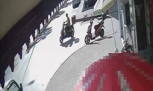 Motosiklet sürücüsü havaya uçtu