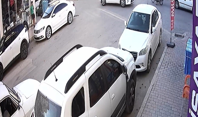 Motosikletli gencin otomobille çarpışma anı kamerada