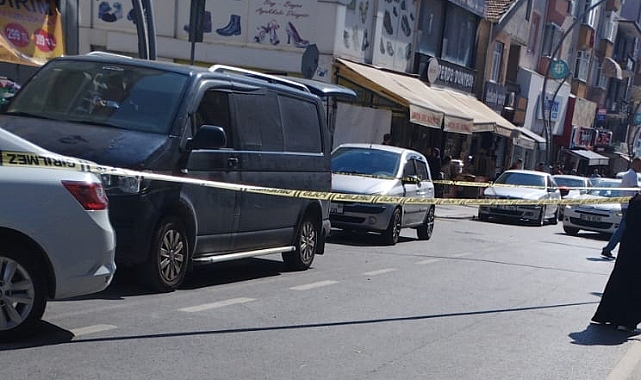 Önce husumetlisine, ardından babasının minibüsüne ateş açtı