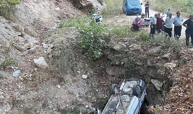 Otomobil çukura düştü