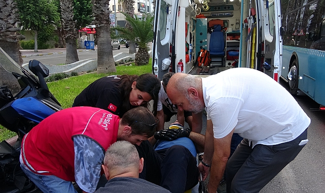 Otomobilin açılan kapısına çarpan motosikletli yaralandı