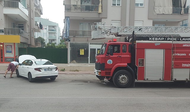Otomobilin motorunda mahsur kalan kediyi itfaiye kurtardı