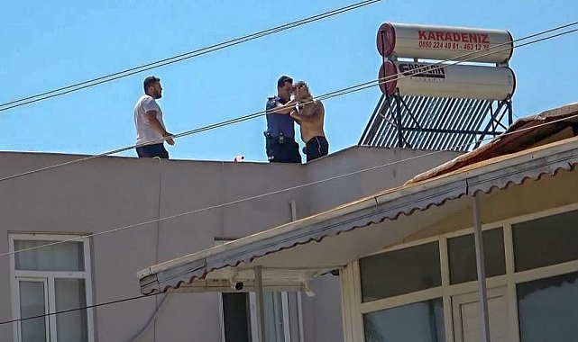 Polis çatıya çıkan adamı indirmek için uzun süre dil döktü