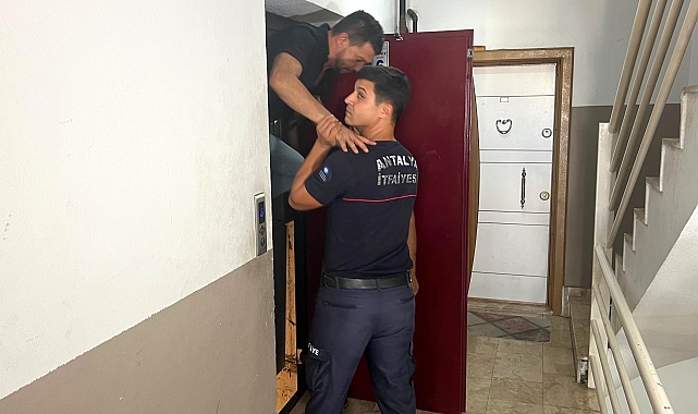 Polisler, şüpheli ölüm olayına gittikleri binada, asansörde mahsur kaldı