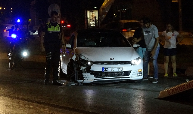 Refüje çarpan otomobil hurdaya döndü