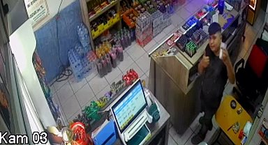 Sahibinin olmadığı markette aldıklarını kameraya gösterip, ücretini tezgaha bıraktı