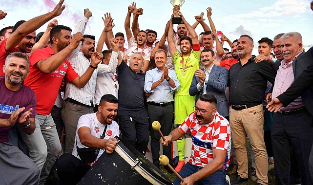 Seçer, 30 Ağustos Zafer Kupası Futbol Turnuvası'nın ödül törenine katıldı