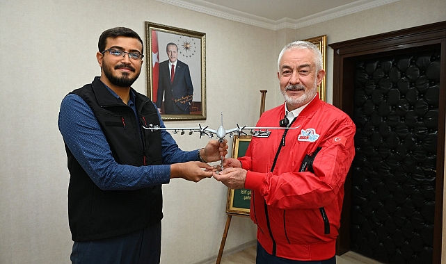 Selçuk Bayraktar’dan Başkan Başdeğirmen’e Akıncı maketi