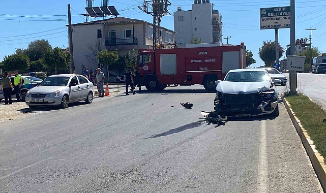 Serik'te iki otomobil kavşakta çarpıştı: 1 yaralı