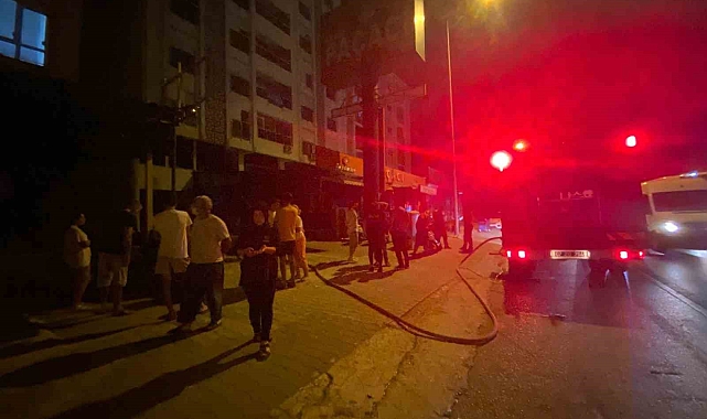 Serik&#039;te korkutan yangın, apartman sakinleri sokağa döküldü
