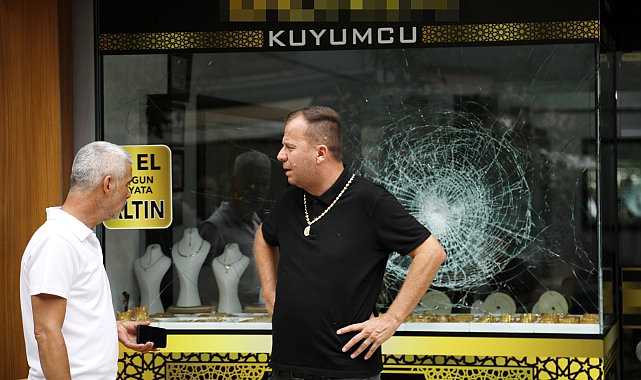 Soyguncunun kaldırım taşıyla kırmaya çalıştığı cam, kurşungeçirmez çıktı