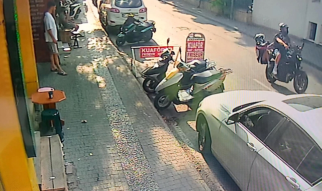 Sürücüsünün tekerini kaldırdığı motosikletten düşen kadın yaralandı; o anlar kamerada