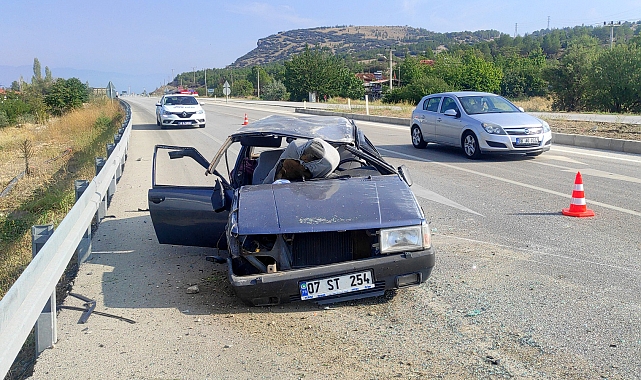 Takla atan otomobilde 2 kişi yaralandı