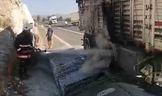Tarsus'ta nohut yüklü tırda yangın çıktı