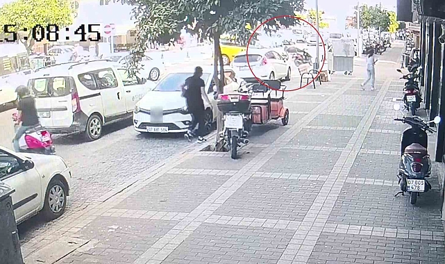 Ticari taksinin çarptığı motosikletlinin asfalt zemine düşme anları kamerada